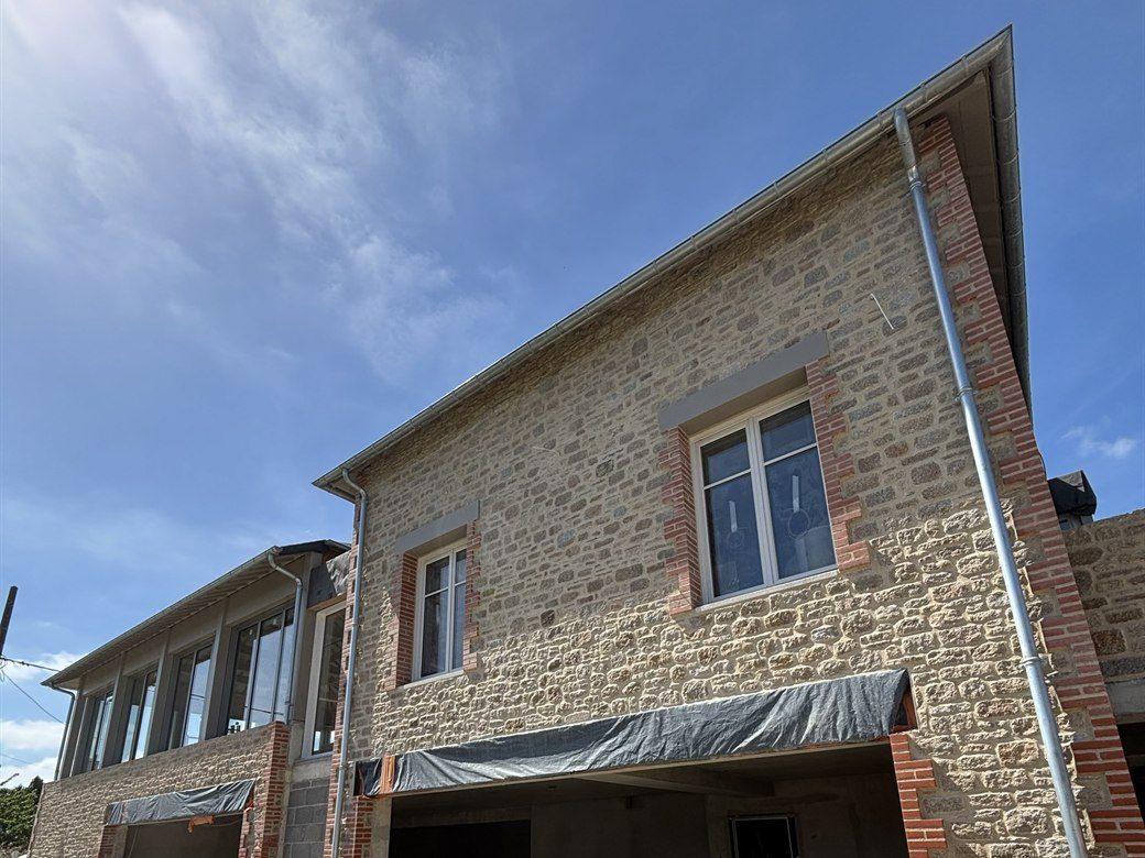 Maison en pierre rénovée par CHAML KVM en Bretagne