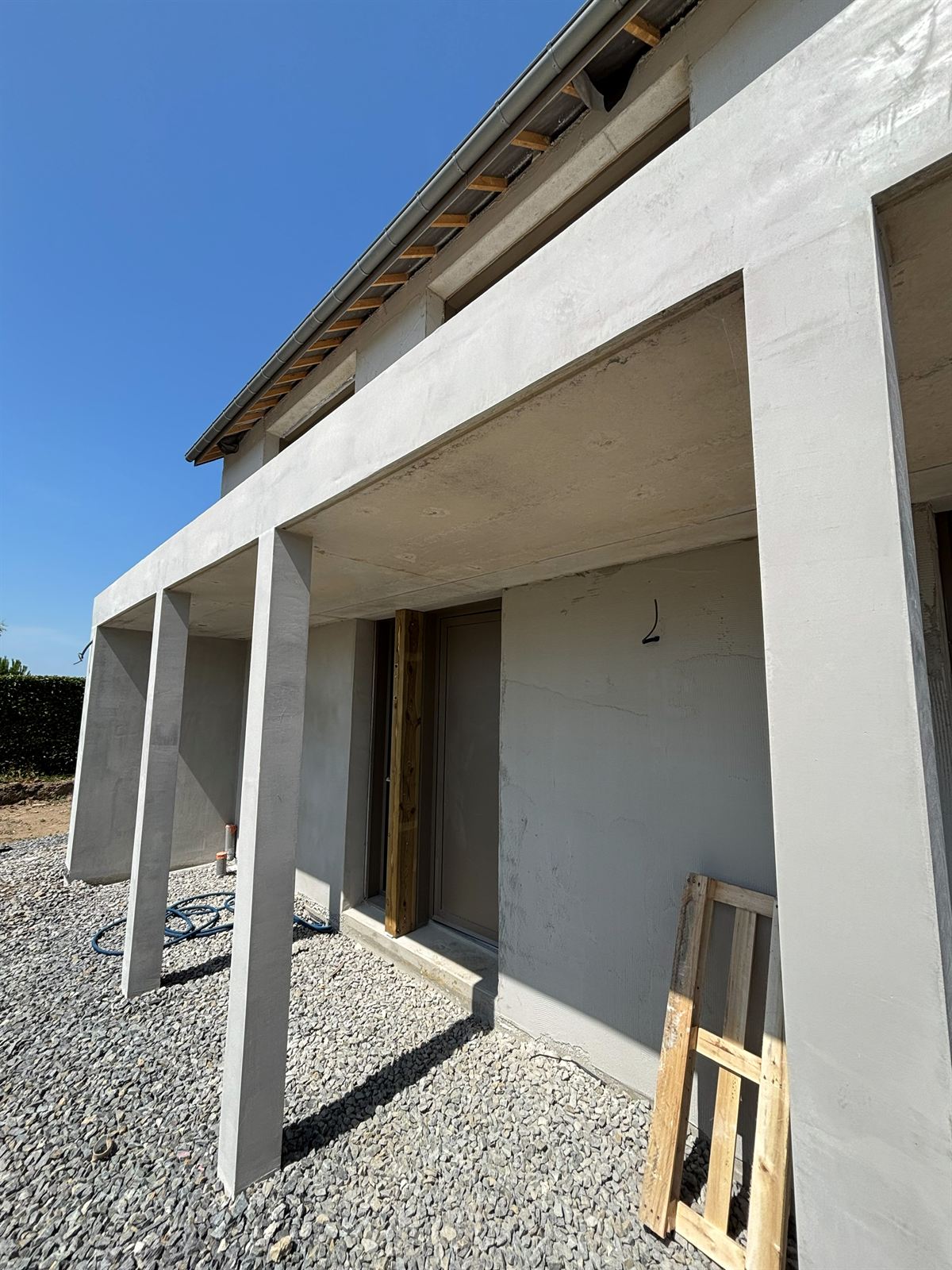 Maison individuelle neuve en construction par CHAML KVM — structure béton et préau, Bretagne