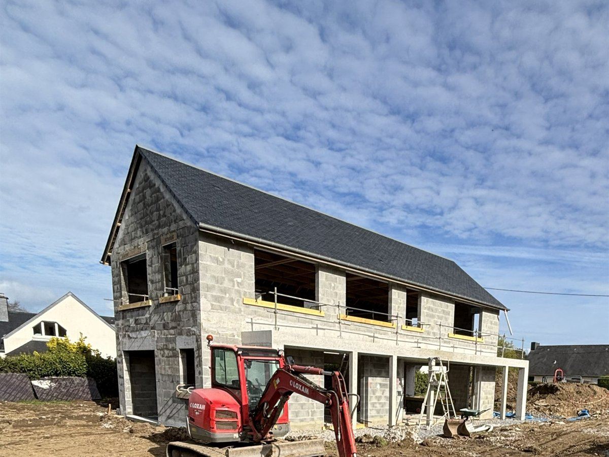 Maison individuelle en construction, gros oeuvre et charpente