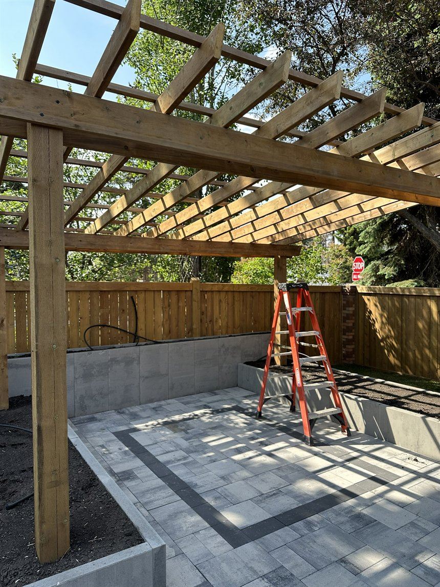 Pergola en bois sur terrasse pavée