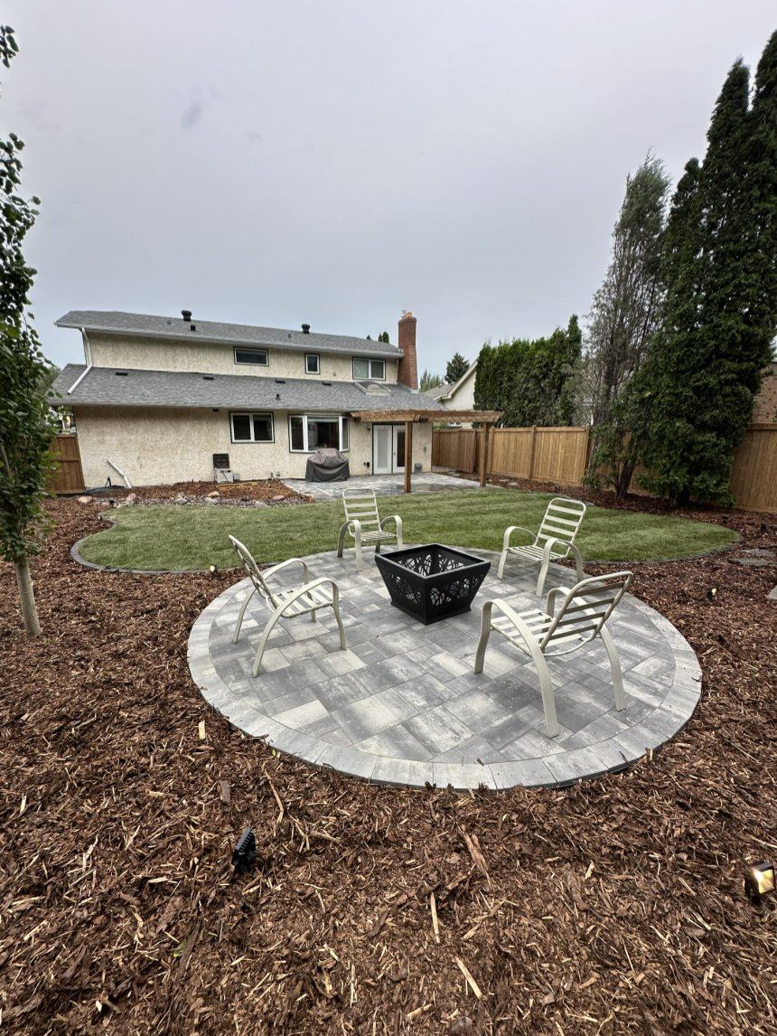 Terrasse pavée avec brasero et jardin paysager
