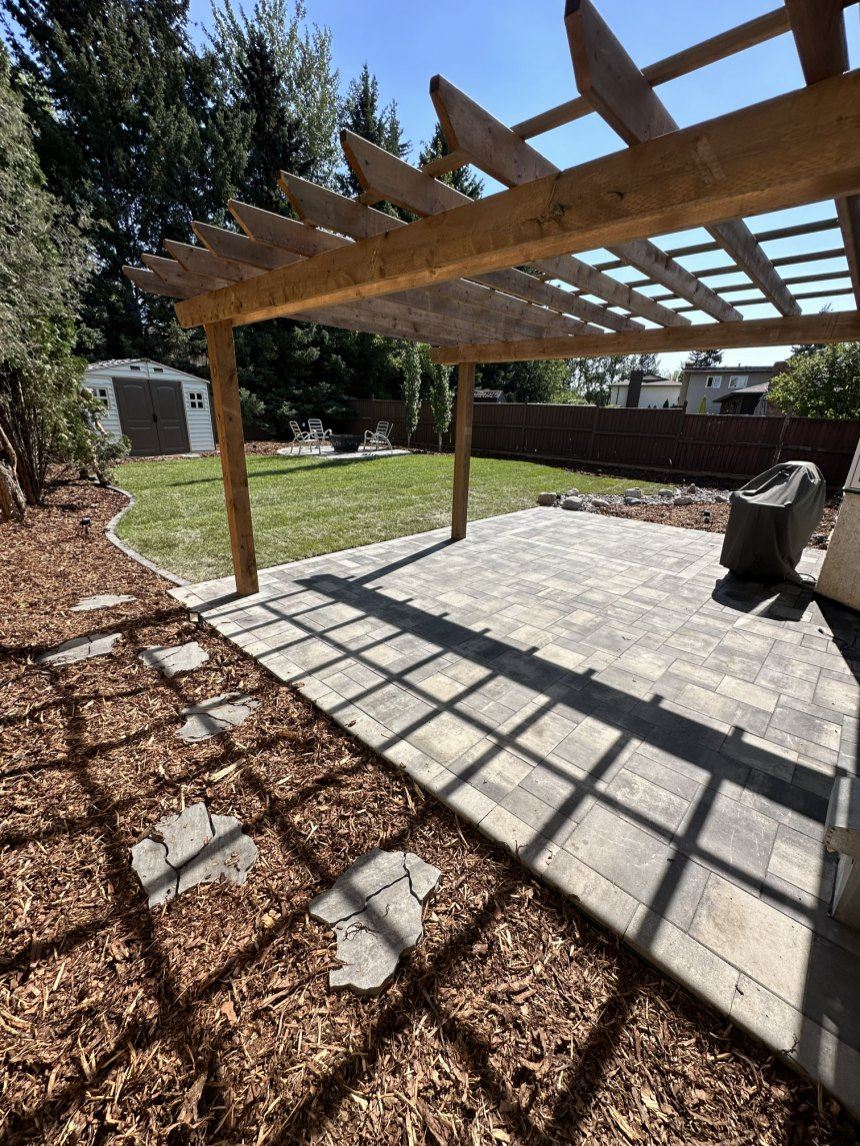 Pergola en bois sur terrasse pavée