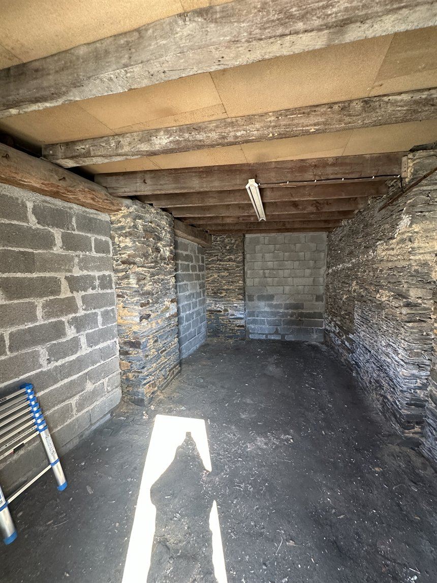 Salon à l'état brut en pierre avant travaux