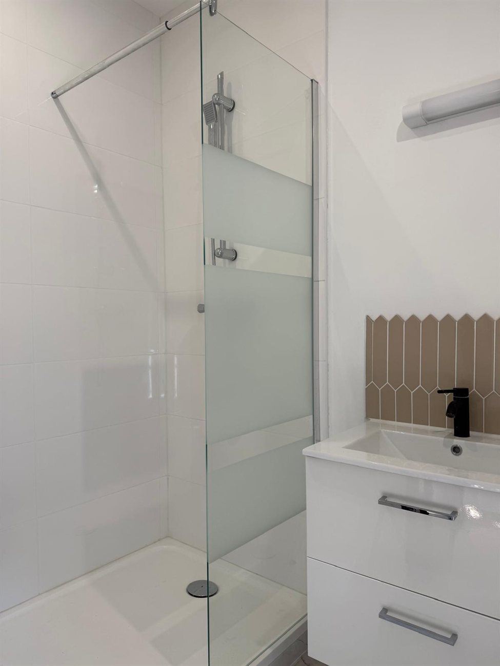 Salle de bain rénovée avec douche à l'italienne, Nozay